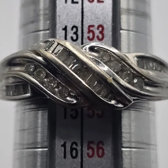 10k White Gold Crystal Twisted Band Ring